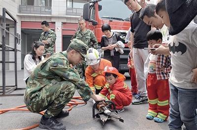 【綜合】小朋友自帶消防服參觀消防隊