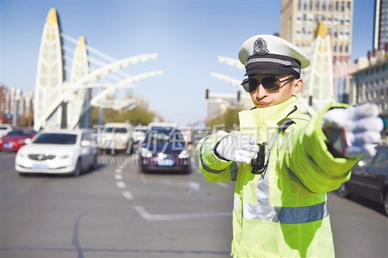 【綜合】唐山交警著新式執(zhí)勤防護(hù)服亮相街頭(圖)